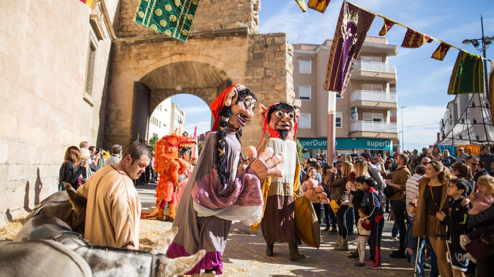Personajes y pasacalles del Mercado Medieval de Orihuela