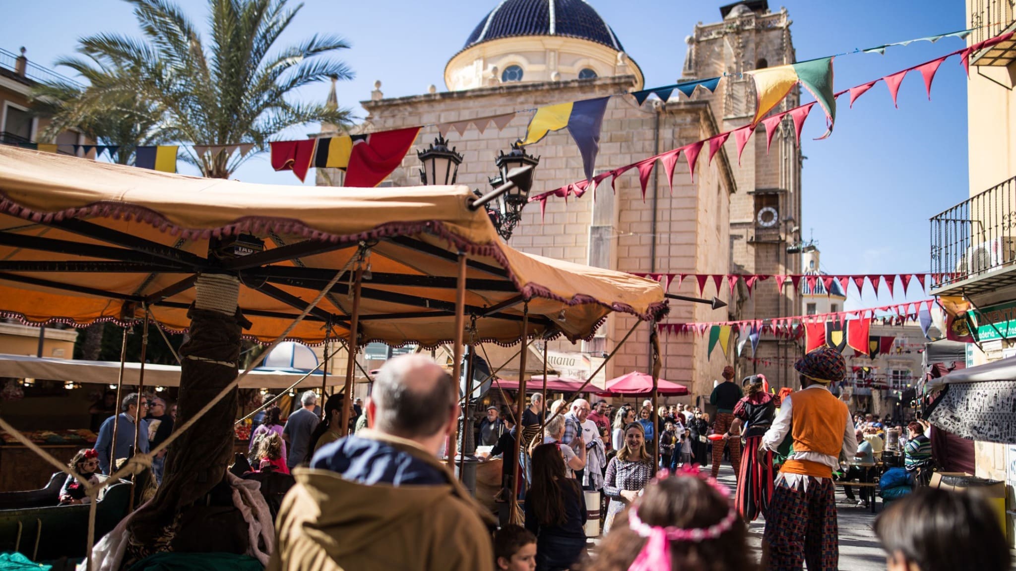 Calles engalanadas y mercado en el casco histórico de Orihuela